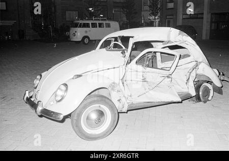 Volkswagen Beetle perte totale après collision., Whizgle Dutch News : images historiques adaptées pour l'avenir. Explorez le passé néerlandais avec des perspectives modernes grâce à des images d'agences néerlandaises. Concilier les événements d'hier avec les perspectives de demain. Embarquez pour un voyage intemporel avec des histoires qui façonnent notre avenir. Banque D'Images