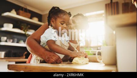 Femme africaine, enfant et enseignant avec cuisine, compétences et nutrition en tant que parents à la maison pour l'éducation. Mère, enfant et apprentissage pour le développement de la jeunesse Banque D'Images