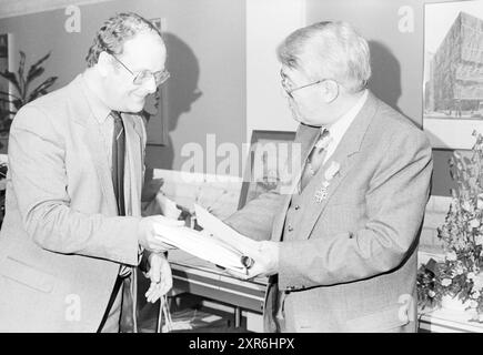 Adieu J. van Rosmalen Spectrum, Spectrum, 28-05-1982, Whizgle Dutch News : images historiques adaptées pour l'avenir. Explorez le passé néerlandais avec des perspectives modernes grâce à des images d'agences néerlandaises. Concilier les événements d'hier avec les perspectives de demain. Embarquez pour un voyage intemporel avec des histoires qui façonnent notre avenir. Banque D'Images