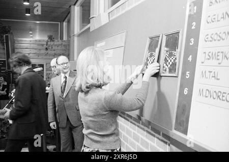 H.S.T. Opening and Draw, Blast Furnace Chess Tournament, 15-01-1976, Whizgle Dutch News : images historiques adaptées pour l'avenir. Explorez le passé néerlandais avec des perspectives modernes grâce à des images d'agences néerlandaises. Concilier les événements d'hier avec les perspectives de demain. Embarquez pour un voyage intemporel avec des histoires qui façonnent notre avenir. Banque D'Images