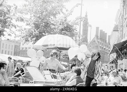 Les jeunes de Haarlem du Electric Center (espace musical pour les jeunes) distribuent des ballons blancs dans le centre-ville. Voir HD 17-06-1968 page 5, Festival, festivités et manifestations, Haarlem, Grote Markt, pays-Bas, 15-06-1968, Whizgle Dutch News : des images historiques sur mesure pour l'avenir. Explorez le passé néerlandais avec des perspectives modernes grâce à des images d'agences néerlandaises. Concilier les événements d'hier avec les perspectives de demain. Embarquez pour un voyage intemporel avec des histoires qui façonnent notre avenir. Banque D'Images