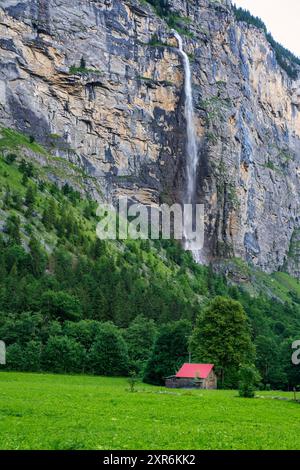 Vue sur la cascade de Staubbach dans la vallée de Lauterbrunnen en Suisse Banque D'Images