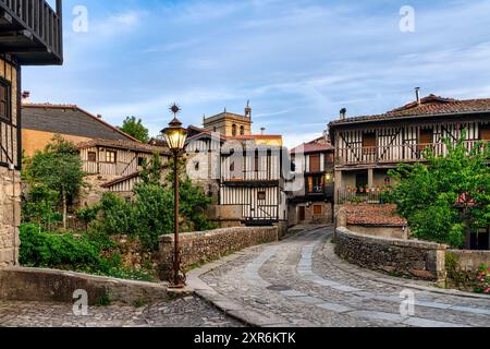 Vue du pont d'entrée du pittoresque village rural de la Alberca à Salamanque, Espagne. Banque D'Images