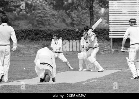 Cricket : Bloemendaal - HCC 2, Cricket, 23-05-1976, Whizgle Dutch News : images historiques sur mesure pour l'avenir. Explorez le passé néerlandais avec des perspectives modernes grâce à des images d'agences néerlandaises. Concilier les événements d'hier avec les perspectives de demain. Embarquez pour un voyage intemporel avec des histoires qui façonnent notre avenir. Banque D'Images