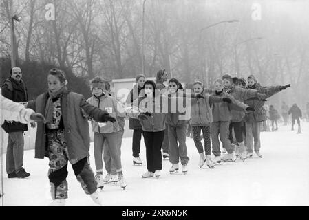 Patinage artistique, leçon de patinoire, Haarlem, pays-Bas, 13-01-1995, Whizgle Dutch News : des images historiques sur mesure pour l'avenir. Explorez le passé néerlandais avec des perspectives modernes grâce à des images d'agences néerlandaises. Concilier les événements d'hier avec les perspectives de demain. Embarquez pour un voyage intemporel avec des histoires qui façonnent notre avenir. Banque D'Images