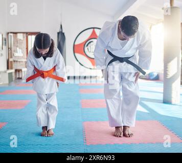 Enfant, professeur ou arc dans le dojo pour les arts martiaux, l'entraînement ou l'exercice pour se préparer à l'éducation de karaté. Respect, guerrier ou maître de judo avec fille enfant dedans Banque D'Images