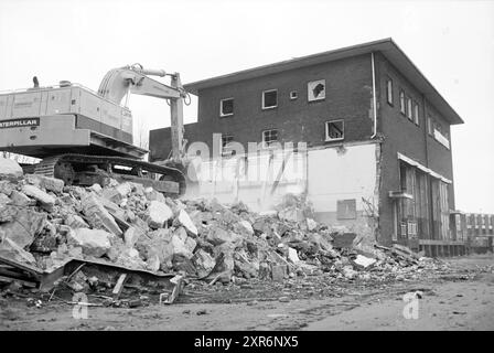 Bulldozer démolit des bâtiments, Whizgle Dutch News : des images historiques sur mesure pour l'avenir. Explorez le passé néerlandais avec des perspectives modernes grâce à des images d'agences néerlandaises. Concilier les événements d'hier avec les perspectives de demain. Embarquez pour un voyage intemporel avec des histoires qui façonnent notre avenir. Banque D'Images