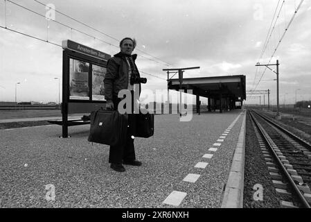 Man station Amsterdam-Zuid, Station, 19-12-1978, Whizgle Dutch News : des images historiques sur mesure pour l'avenir. Explorez le passé néerlandais avec des perspectives modernes grâce à des images d'agences néerlandaises. Concilier les événements d'hier avec les perspectives de demain. Embarquez pour un voyage intemporel avec des histoires qui façonnent notre avenir. Banque D'Images