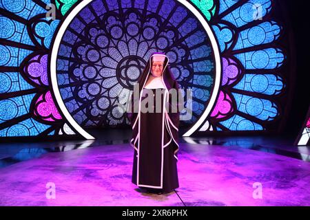 Sydney, Australie. 9 août 2024. Une avant-première spéciale sur scène, en costume complet, d'extraits de chansons de la nouvelle comédie musicale Sister Act avant la soirée d'ouverture officielle de la première australienne le dimanche 11 août au Capitol Theatre. Avec Casey Donovan, Genevieve Lemon, Rhonda Burchmore et toute la distribution de Sister Act. Photo : Genevieve Lemon pose pour une photo. Crédit : Richard Milnes/Alamy Live News Banque D'Images