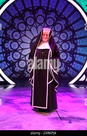 Sydney, Australie. 9 août 2024. Une avant-première spéciale sur scène, en costume complet, d'extraits de chansons de la nouvelle comédie musicale Sister Act avant la soirée d'ouverture officielle de la première australienne le dimanche 11 août au Capitol Theatre. Avec Casey Donovan, Genevieve Lemon, Rhonda Burchmore et toute la distribution de Sister Act. Photo : Genevieve Lemon pose pour une photo. Crédit : Richard Milnes/Alamy Live News Banque D'Images