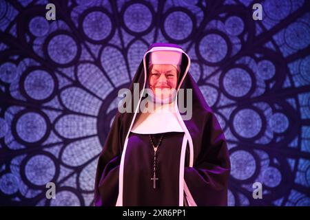 Sydney, Australie. 9 août 2024. Une avant-première spéciale sur scène, en costume complet, d'extraits de chansons de la nouvelle comédie musicale Sister Act avant la soirée d'ouverture officielle de la première australienne le dimanche 11 août au Capitol Theatre. Avec Casey Donovan, Genevieve Lemon, Rhonda Burchmore et toute la distribution de Sister Act. Photo : Genevieve Lemon pose pour une photo. Crédit : Richard Milnes/Alamy Live News Banque D'Images