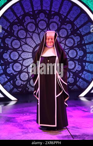 Sydney, Australie. 9 août 2024. Une avant-première spéciale sur scène, en costume complet, d'extraits de chansons de la nouvelle comédie musicale Sister Act avant la soirée d'ouverture officielle de la première australienne le dimanche 11 août au Capitol Theatre. Avec Casey Donovan, Genevieve Lemon, Rhonda Burchmore et toute la distribution de Sister Act. Photo : Genevieve Lemon pose pour une photo. Crédit : Richard Milnes/Alamy Live News Banque D'Images