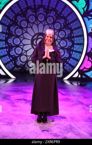 Sydney, Australie. 9 août 2024. Une avant-première spéciale sur scène, en costume complet, d'extraits de chansons de la nouvelle comédie musicale Sister Act avant la soirée d'ouverture officielle de la première australienne le dimanche 11 août au Capitol Theatre. Avec Casey Donovan, Genevieve Lemon, Rhonda Burchmore et toute la distribution de Sister Act. Photo : Rhonda Burchmore pose pour une photo. Crédit : Richard Milnes/Alamy Live News Banque D'Images