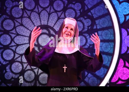 Sydney, Australie. 9 août 2024. Une avant-première spéciale sur scène, en costume complet, d'extraits de chansons de la nouvelle comédie musicale Sister Act avant la soirée d'ouverture officielle de la première australienne le dimanche 11 août au Capitol Theatre. Avec Casey Donovan, Genevieve Lemon, Rhonda Burchmore et toute la distribution de Sister Act. Photo : Rhonda Burchmore pose pour une photo. Crédit : Richard Milnes/Alamy Live News Banque D'Images