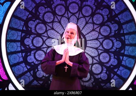 Sydney, Australie. 9 août 2024. Une avant-première spéciale sur scène, en costume complet, d'extraits de chansons de la nouvelle comédie musicale Sister Act avant la soirée d'ouverture officielle de la première australienne le dimanche 11 août au Capitol Theatre. Avec Casey Donovan, Genevieve Lemon, Rhonda Burchmore et toute la distribution de Sister Act. Photo : Rhonda Burchmore pose pour une photo. Crédit : Richard Milnes/Alamy Live News Banque D'Images