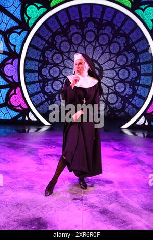 Sydney, Australie. 9 août 2024. Une avant-première spéciale sur scène, en costume complet, d'extraits de chansons de la nouvelle comédie musicale Sister Act avant la soirée d'ouverture officielle de la première australienne le dimanche 11 août au Capitol Theatre. Avec Casey Donovan, Genevieve Lemon, Rhonda Burchmore et toute la distribution de Sister Act. Photo : Rhonda Burchmore pose pour une photo. Crédit : Richard Milnes/Alamy Live News Banque D'Images