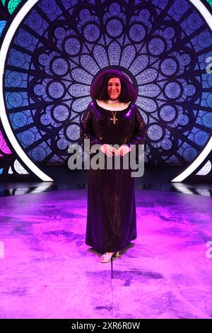 Sydney, Australie. 9 août 2024. Une avant-première spéciale sur scène, en costume complet, d'extraits de chansons de la nouvelle comédie musicale Sister Act avant la soirée d'ouverture officielle de la première australienne le dimanche 11 août au Capitol Theatre. Avec Casey Donovan, Genevieve Lemon, Rhonda Burchmore et toute la distribution de Sister Act. Photo : Casey Donovan pose pour une photo. Crédit : Richard Milnes/Alamy Live News Banque D'Images