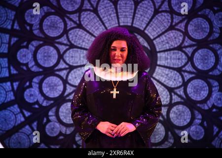 Sydney, Australie. 9 août 2024. Une avant-première spéciale sur scène, en costume complet, d'extraits de chansons de la nouvelle comédie musicale Sister Act avant la soirée d'ouverture officielle de la première australienne le dimanche 11 août au Capitol Theatre. Avec Casey Donovan, Genevieve Lemon, Rhonda Burchmore et toute la distribution de Sister Act. Photo : Casey Donovan pose pour une photo. Crédit : Richard Milnes/Alamy Live News Banque D'Images