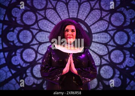 Sydney, Australie. 9 août 2024. Une avant-première spéciale sur scène, en costume complet, d'extraits de chansons de la nouvelle comédie musicale Sister Act avant la soirée d'ouverture officielle de la première australienne le dimanche 11 août au Capitol Theatre. Avec Casey Donovan, Genevieve Lemon, Rhonda Burchmore et toute la distribution de Sister Act. Photo : Casey Donovan pose pour une photo. Crédit : Richard Milnes/Alamy Live News Banque D'Images