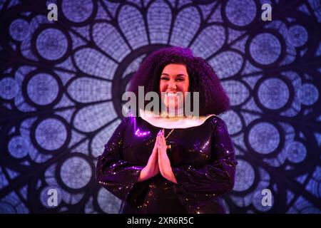 Sydney, Australie. 9 août 2024. Une avant-première spéciale sur scène, en costume complet, d'extraits de chansons de la nouvelle comédie musicale Sister Act avant la soirée d'ouverture officielle de la première australienne le dimanche 11 août au Capitol Theatre. Avec Casey Donovan, Genevieve Lemon, Rhonda Burchmore et toute la distribution de Sister Act. Photo : Casey Donovan pose pour une photo. Crédit : Richard Milnes/Alamy Live News Banque D'Images