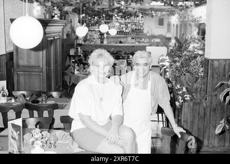 Restaurant italien, IJmuiden, IJmuiden, pays-Bas, 19-05-1992, Whizgle Dutch News : des images historiques sur mesure pour l'avenir. Explorez le passé néerlandais avec des perspectives modernes grâce à des images d'agences néerlandaises. Concilier les événements d'hier avec les perspectives de demain. Embarquez pour un voyage intemporel avec des histoires qui façonnent notre avenir. Banque D'Images