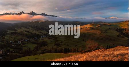 Osturna, Slovaquie - vue panoramique sur le parc national des Hautes Tatras montagnes un matin ensoleillé d'automne avec des couleurs chaudes dorées du lever du soleil sur le feuillage, radio Banque D'Images