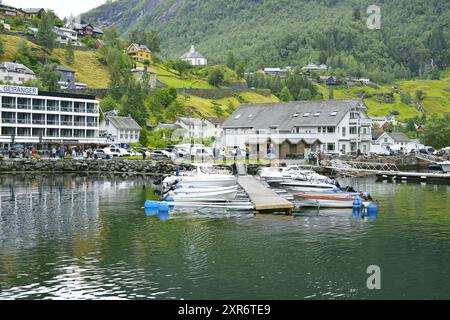 Vue panoramique sur la ville touristique Geirenger dans la municipalité de Stranda, Norvège. Banque D'Images