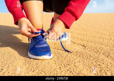 sportive courant dans les dunes - mise au point sélective Banque D'Images