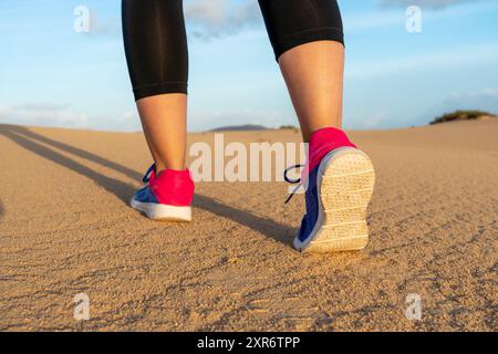 sportive courant dans les dunes - mise au point sélective Banque D'Images