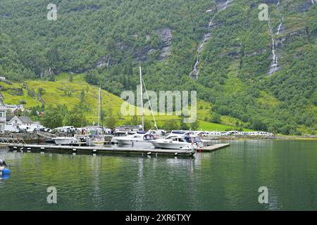 Vue panoramique sur la ville touristique Geirenger dans la municipalité de Stranda, Norvège. Banque D'Images