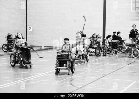 Hockey en fauteuil roulant Haarlem, Hockey, handicapés, Sports et semaine du sport, Haarlem, pays-Bas, 18-02-1982, Whizgle Dutch News : images historiques adaptées pour l'avenir. Explorez le passé néerlandais avec des perspectives modernes grâce à des images d'agences néerlandaises. Concilier les événements d'hier avec les perspectives de demain. Embarquez pour un voyage intemporel avec des histoires qui façonnent notre avenir. Banque D'Images