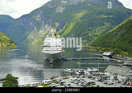 Vue panoramique sur la ville touristique Geirenger dans la municipalité de Stranda, Norvège. Banque D'Images