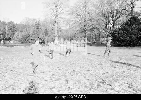 Joueurs de hockey en formation sur un terrain au CIO., Overveen, 30-11-1969, Whizgle Dutch News : images historiques sur mesure pour l'avenir. Explorez le passé néerlandais avec des perspectives modernes grâce à des images d'agences néerlandaises. Concilier les événements d'hier avec les perspectives de demain. Embarquez pour un voyage intemporel avec des histoires qui façonnent notre avenir. Banque D'Images