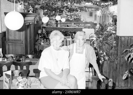 Restaurant italien, IJmuiden, IJmuiden, pays-Bas, 19-05-1992, Whizgle Dutch News : des images historiques sur mesure pour l'avenir. Explorez le passé néerlandais avec des perspectives modernes grâce à des images d'agences néerlandaises. Concilier les événements d'hier avec les perspectives de demain. Embarquez pour un voyage intemporel avec des histoires qui façonnent notre avenir. Banque D'Images