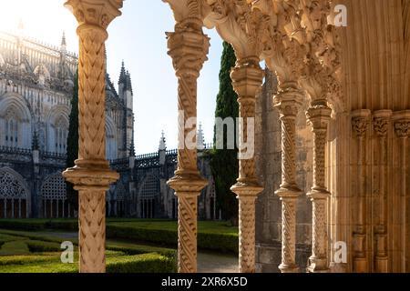 Piliers des arches dans le cloître du monastère de Batalha avec la lumière du soleil - Batalha Portugal Banque D'Images