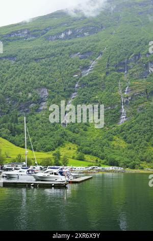 Vue panoramique sur la ville touristique Geirenger dans la municipalité de Stranda, Norvège. Banque D'Images