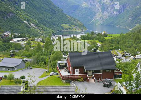 Vue panoramique sur la ville touristique Geirenger dans la municipalité de Stranda, Norvège. Banque D'Images