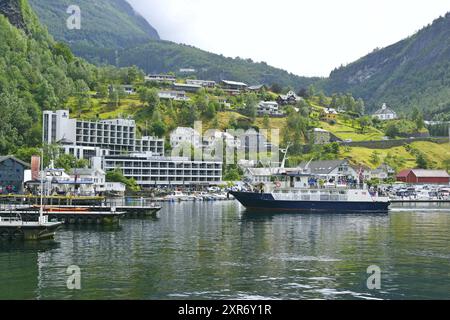 Vue panoramique sur la ville touristique Geirenger dans la municipalité de Stranda, Norvège. Banque D'Images