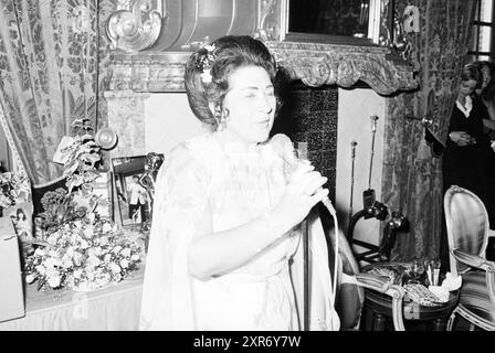 Réception Mary Servaes (chanteuse sans nom), chant et musique du personnel, réceptions, 27-09-1979, Whizgle Dutch News : images historiques sur mesure pour l'avenir. Explorez le passé néerlandais avec des perspectives modernes grâce à des images d'agences néerlandaises. Concilier les événements d'hier avec les perspectives de demain. Embarquez pour un voyage intemporel avec des histoires qui façonnent notre avenir. Banque D'Images