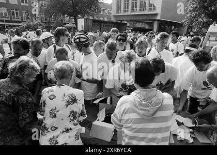 Arrivée de deux cents cyclistes à IJmuiden, IJmuiden, Nederland, 12-06-1992, Whizgle Dutch News : des images historiques sur mesure pour l'avenir. Explorez le passé néerlandais avec des perspectives modernes grâce à des images d'agences néerlandaises. Concilier les événements d'hier avec les perspectives de demain. Embarquez pour un voyage intemporel avec des histoires qui façonnent notre avenir. Banque D'Images