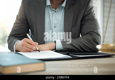 Mains, avocat ou contrat juridique avec signature pour l'accord, la conformité ou des documents pour le rapport. Homme, avocat et paperasse pour écrire l'accord Banque D'Images