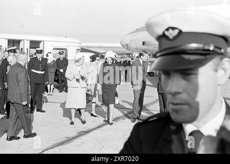La princesse BEATRIX et le prince CLAUS sont accueillis par la reine JULIANA et le prince BERNHARD à leur retour de leur lune de miel., Schiphol, 29-04-1966, Whizgle Dutch News : images historiques sur mesure pour l'avenir. Explorez le passé néerlandais avec des perspectives modernes grâce à des images d'agences néerlandaises. Concilier les événements d'hier avec les perspectives de demain. Embarquez pour un voyage intemporel avec des histoires qui façonnent notre avenir. Banque D'Images