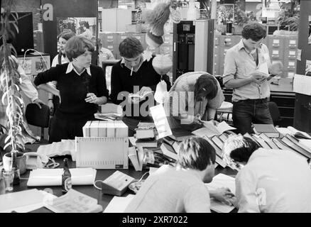 Équipe éditoriale HD à douze jeux provinciaux, Haarlems Dagblad, etc. et IJmuider courant et Koeri, 19-05-1979, Whizgle Dutch News : images historiques adaptées pour l'avenir. Explorez le passé néerlandais avec des perspectives modernes grâce à des images d'agences néerlandaises. Concilier les événements d'hier avec les perspectives de demain. Embarquez pour un voyage intemporel avec des histoires qui façonnent notre avenir. Banque D'Images