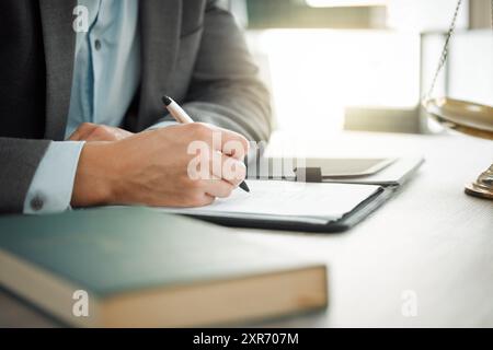 Mains, avocat ou rédaction d'un contrat juridique pour l'accord, la conformité ou des documents pour la signature du rapport. Homme, avocat ou documents pour accord écrit Banque D'Images