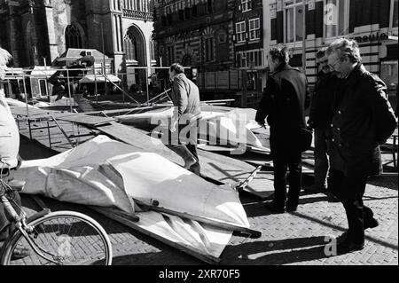 La tempête endommage un grand Marquee. Dommages au toit de la patinoire de Haarlem. Plage Zandvoort, tempête et dégâts causés par la tempête, Haarlem, Grote Markt, pays-Bas, 24-03-1986, Whizgle Dutch News : des images historiques sur mesure pour l'avenir. Explorez le passé néerlandais avec des perspectives modernes grâce à des images d'agences néerlandaises. Concilier les événements d'hier avec les perspectives de demain. Embarquez pour un voyage intemporel avec des histoires qui façonnent notre avenir. Banque D'Images