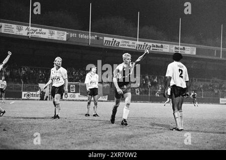Haarlem - Veendam, 25-09-1992, Whizgle Dutch News : des images historiques sur mesure pour l'avenir. Explorez le passé néerlandais avec des perspectives modernes grâce à des images d'agences néerlandaises. Concilier les événements d'hier avec les perspectives de demain. Embarquez pour un voyage intemporel avec des histoires qui façonnent notre avenir. Banque D'Images