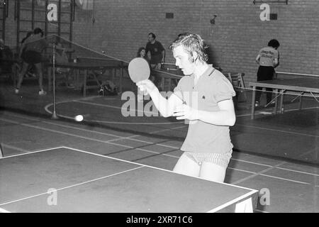 Compétitions de tennis de table, 00-00-1972, Whizgle Dutch News : des images historiques sur mesure pour l'avenir. Explorez le passé néerlandais avec des perspectives modernes grâce à des images d'agences néerlandaises. Concilier les événements d'hier avec les perspectives de demain. Embarquez pour un voyage intemporel avec des histoires qui façonnent notre avenir. Banque D'Images