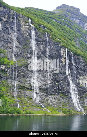 Cascade Seven Sisters située dans le fjord Geirenger, municipalité de Stranda, Norvège. Banque D'Images