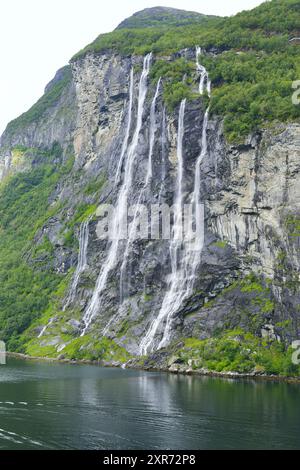 Cascade Seven Sisters située dans le fjord Geirenger, municipalité de Stranda, Norvège. Banque D'Images