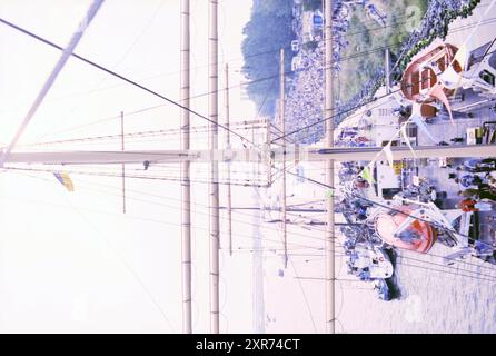 Sail Amsterdam 1990 navires dans le canal de la mer du Nord, Whizgle Dutch News : images historiques adaptées pour l'avenir. Explorez le passé néerlandais avec des perspectives modernes grâce à des images d'agences néerlandaises. Concilier les événements d'hier avec les perspectives de demain. Embarquez pour un voyage intemporel avec des histoires qui façonnent notre avenir. Banque D'Images